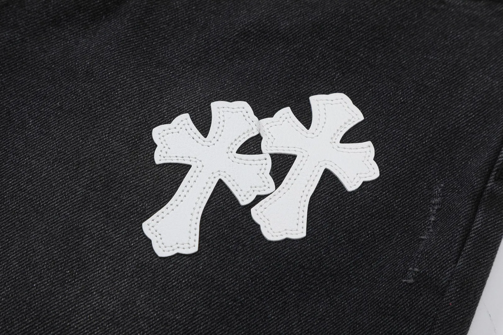 KE925#P180 The only correct leather label version on the market Chrome Hearts CH Cross embroidery distressed jeans Top ceiling quality 100% correct version The correct version is here!  Believe me this must be the best quality you will ever come across! ! Excellent value for money! !  Styles with different washes and textures are very friendly to people with thin legs and thick legs. The straight version is very flattering to the shape of the legs. The moderate length is timeless and easy to match. It is the basis of various styles and a must-have in the wardrobe! ! Add a little stacking to easily control the clean fit trend that has exploded this year. The fabric is stiff but also makes the upper body soft without losing texture. The sides and cuffs of some styles have a bone-wash effect. The vintage flavor pops up all at once. It’s really hard not to love it! ✅Correctly customize the Croxin metal leather label on the back panel. It is not sold directly with the cross on the finished jeans. 1:1 copying strives for excellence and the details are perfectly grasped. ✅The cross leather label is clear and smooth. Exquisite turning top craftsmanship. ✅Buttons, zippers and hardware are all customized versions of the Croxin LOGO. ✅High-cost washing process. Size: 28 30 32 34 36 (5 sizes)